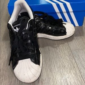 Adidas superstar black sneakers 6’1/2